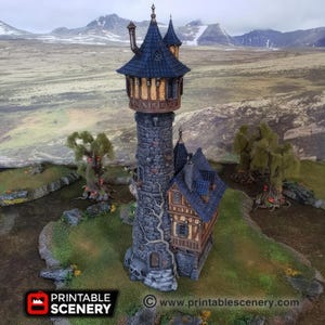 Könnte beinhalten: Ein 3D-gedrucktes Modell eines Steinturms mit einem blauen Dach und einer Holztür. Der Turm ist von Bäumen und einer felsigen Landschaft umgeben. Das Modell ist Teil eines Tabletop-Spiels oder einer Sammlung von Miniatur-Kulissen. © www.printablescenery.com