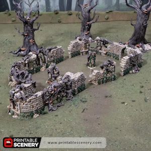 Op de afbeelding: Een miniatuurmodel van een verwoeste stenen structuur met overwoekerde wijnranken en gebladerte. De scène omvat afbrokkelende muren, bogen en een centrale pilaar, alles in een bosrijke omgeving met gedetailleerde bomen. De tekst "PRINTABLE SCENERY" en het websiteadres zijn zichtbaar.