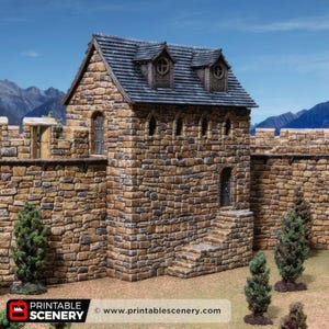 Pode incluir: Um castelo de pedra em miniatura com um telhado de telhas cinzentas e janelas arqueadas. O castelo tem uma pequena torre com duas janelas de sótão. As paredes são feitas de pedras texturizadas, castanho claro. A cena inclui pequenas árvores verdes e um céu azul.