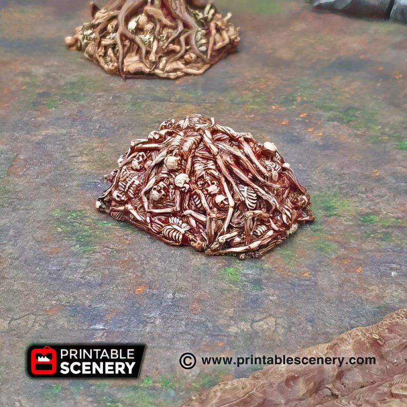 Op de afbeelding: Een stapel skeletresten, met botten en schedels die hoog op elkaar gestapeld zijn, geschilderd in een roodbruine kleur. De stapel is een 3D-geprint miniatuur, perfect voor tabletop-gaming of het schilderen van miniaturen.