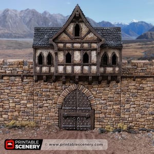 Peut inclure: Maquette détaillée d'un château médiéval avec un mur en pierre et une porte en bois. Le corps de garde a un niveau supérieur à ossature bois avec des fenêtres cintrées et un toit en pente raide. La scène se déroule sur fond de montagnes et de rivière.