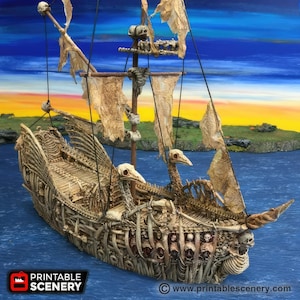 Peut inclure: Maquette détaillée d'un navire pirate squelettique naviguant sur une eau bleue. Le navire est fait d'un matériau en forme d'os, avec des voiles déchirées et des détails de crânes. Le fond montre un ciel coloré et une terre. Le logo Printable Scenery est visible.