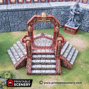 Könnte beinhalten: Eine 3D-gedruckte, mehrstufige, steinartige Plattform mit einem roten und goldenen Torbogen. Die Plattform hat eine sechseckige oberste Ebene und eine Treppe, die nach oben führt. Der Torbogen ist mit komplizierten Details und einer kleinen Figur auf der Oberseite verziert.