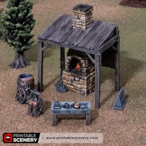 Puede incluir: Diorama de una herrería en miniatura con un horno de piedra, un techo de madera y una pequeña mesa con herramientas. También hay un barril sobre ruedas y un árbol. La escena está ambientada sobre una superficie marrón. El horno tiene fuego dentro.