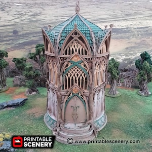 Könnte beinhalten: Ein detailliertes, filigranes 3D-gedrucktes Modell eines Turms mit grünem Dach und einem Holzrahmen. Der Turm hat ein großes, gewölbtes Tor und viele Fenster. Das Modell ist vor einem Hintergrund aus grünem Gras und Bäumen platziert.