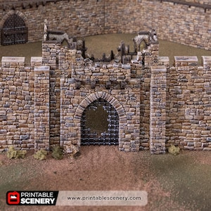 Puede incluir: Modelo detallado de una muralla de piedra con una puerta arqueada dañada. El muro está construido con piedras de varios tonos marrones y grises. La parte superior del muro tiene almenas. La escena se desarrolla sobre una superficie marrón.