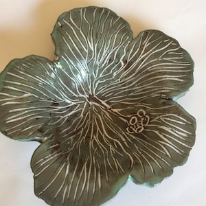 Carved Pale Green Hibiscus Flower Butterfly Puddler Feeder