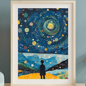 Puede incluir: Una impresión enmarcada de una pintura que representa a una persona de pie frente a un paisaje azul y amarillo con una galaxia de estrellas giratorias arriba. La persona es una silueta y está de espaldas al espectador.