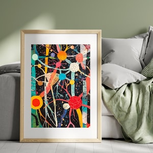 Puede incluir: Impresi&oacute;n de arte abstracto con una red compleja y colorida de l&iacute;neas y c&iacute;rculos sobre un fondo negro. La obra de arte est&aacute; enmarcada en un marco de madera claro.