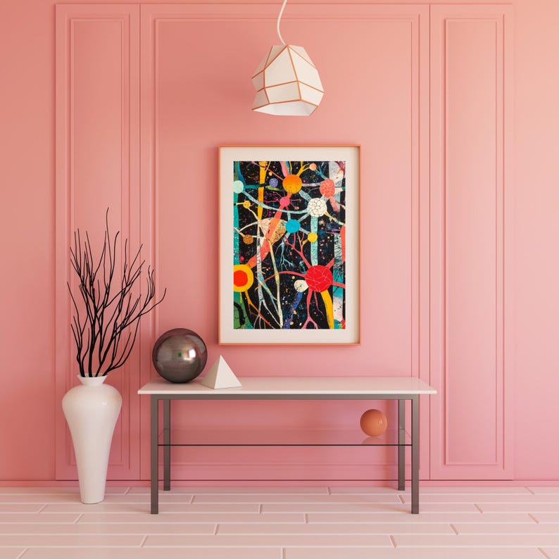 Puede incluir: Una l&aacute;mpara colgante blanca y geom&eacute;trica cuelga sobre una mesa consola con un marco de metal negro. La mesa tiene una superficie blanca y un orbe redondo gris oscuro en la parte superior. Una pintura abstracta enmarcada con formas y l&iacute;neas coloridas sobre un fondo negro cuelga en la pared detr&aacute;s de la mesa. La pared es de color rosa p&aacute;lido.