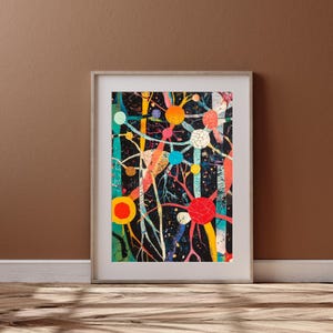 Puede incluir: Impresi&oacute;n de arte abstracto con una red intrincada y colorida de l&iacute;neas y c&iacute;rculos sobre un fondo negro. La obra de arte est&aacute; enmarcada en un marco de madera claro.