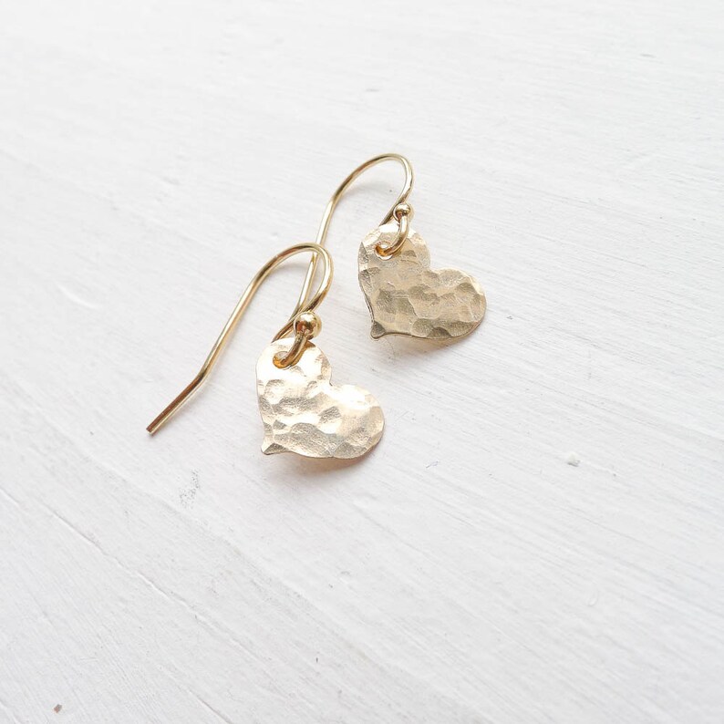 Hammered Gold Heart Earring Dainty Gold Jewelry Gold Dangle - Etsy