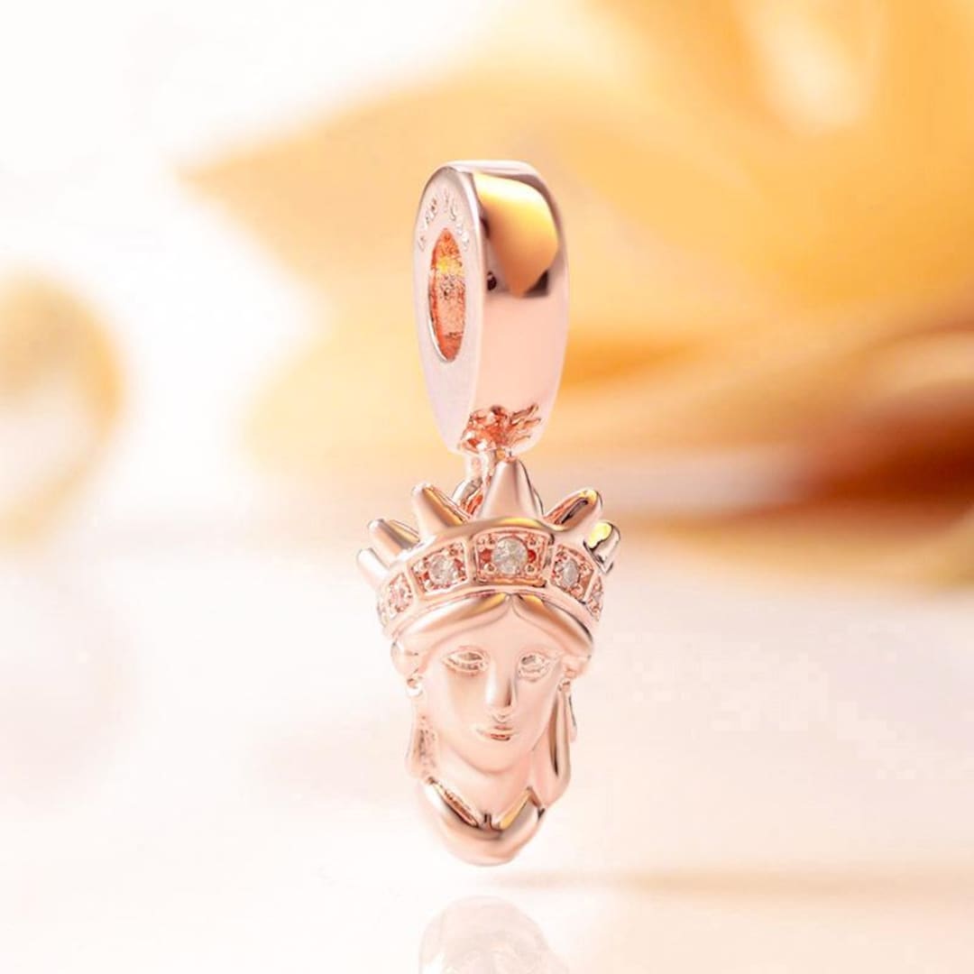 お値下げ中！パンドラ スパークリングフェザーダングルチャーム