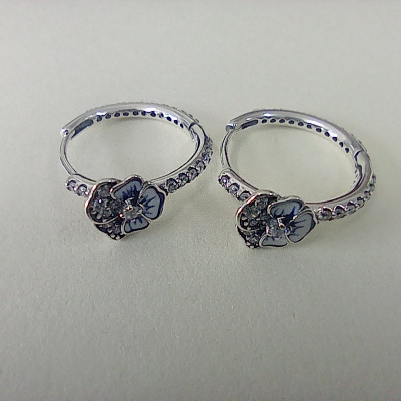 【Unoハンドメイドアクセサリー】リピーター様ゆい flower hoop Pandora Blue Pansy Flower Hoop Earrings - Etsy