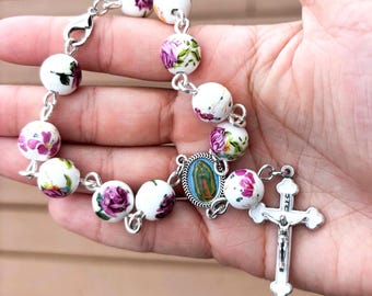Rosario para coche de Nuestra Señora de Guadalupe con rosa rosa y broche, 7,2 pulgadas