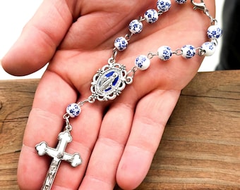 Rosario automático con flores blancas y azules: Medalla Milagrosa, 7 pulgadas