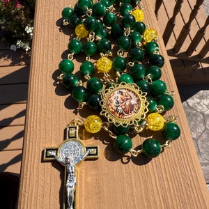 Grand chapelet de 38 pouces fait main en perles vertes et jaunes : crucifix de Saint Joseph et Benoît
