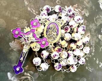Rosario de San José: Cuentas de flores moradas, crucifijo de diamantes de imitación