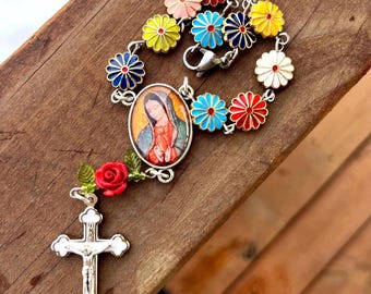 Rosario multicolor de Nuestra Señora de Guadalupe para coche. Detalle de rosa.