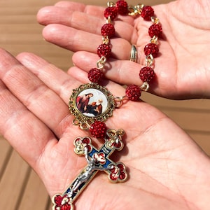 Rosaire de poche Holy Trinity auto/de poche rouge pétillant et exquis avec fermoir 23 cm