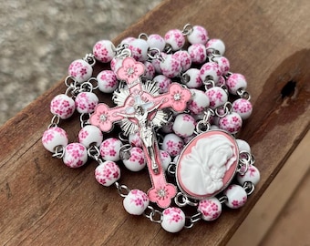 Rozenkrans met roze en witte kralen: roze bloeminleg, middenstuk camee Mother Mary, decoratief kruisbeeld