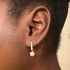 Tiny hammered brass bar fresh water pearl drop women&#39;s earrings