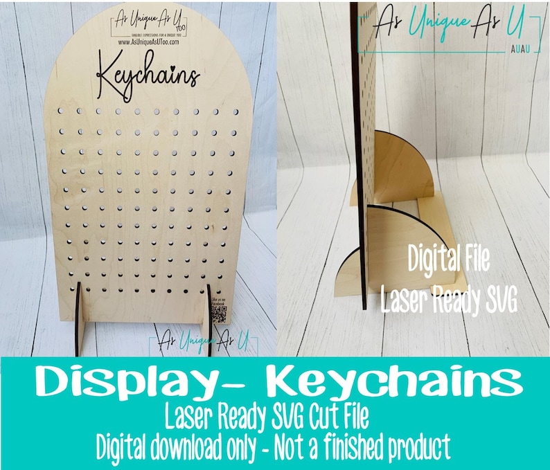 Pu&ograve; includere: Un espositore in legno per portachiavi. Il supporto in legno chiaro presenta numerosi piccoli fori per appendere i portachiavi. La parola "Keychains" &egrave; scritta in corsivo in alto. File SVG pronto per il laser.