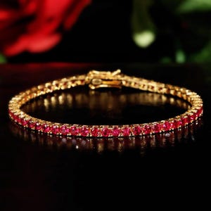 Pulsera de tenis con rubí cultivado en laboratorio, chapada en oro blanco de 18 quilates y plata de ley.