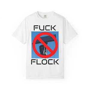 Rolig T-shirt med "F*CK FLOCK"-motiv och säkerhetskameraövervakning