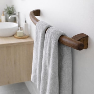 Porte-serviettes en noyer : porte-serviettes de salle de bain incurvé