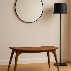 Peut inclure: Intérieur moderne avec un banc en bois aux pieds incurvés, une lampe de sol noire avec un abat-jour cylindrique et un miroir rond avec un cadre noir. Le banc mesure environ 120 cm de long. Le sol est en bois.