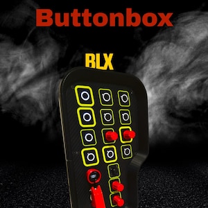 Puede incluir: Una caja de botones negra con botones cuadrados amarillos iluminados e interruptores basculantes rojos. El texto "Buttonbox" es rojo y "RLX" es amarillo. El fondo es oscuro con un efecto ahumado.