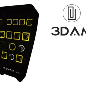 Op de afbeelding: Een zwart bedieningspaneel met meerdere knoppen en draaiknoppen, sommige geel omlijnd. Het paneel toont de tekst "3DAM" en een logo. De tekst "ROBOSONE" is onderaan zichtbaar.