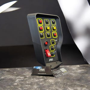 Op de afbeelding: Een zwart Race Series bedieningspaneel met meerdere gele en rode knoppen. Het paneel heeft een koolstofvezeltextuur en bevat een rode tuimelschakelaar en een visitekaartje met het Race Series logo.