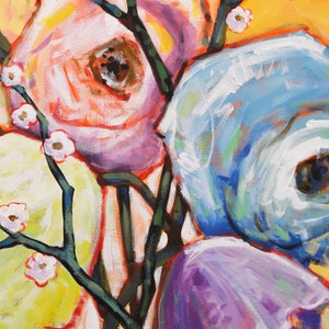 Op de afbeelding: Een schilderij van een boeket bloemen in tinten blauw, roze, geel en paars. De bloemen zijn geschilderd in een losse, expressieve stijl, met zichtbare penseelstreken. De achtergrond is een warme oranje kleur.