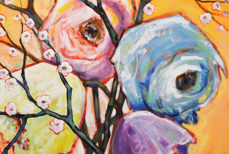 Op de afbeelding: Een schilderij van een boeket bloemen in tinten blauw, roze, geel en paars. De bloemen zijn geschilderd in een losse, expressieve stijl, met zichtbare penseelstreken. De achtergrond is een warme oranje kleur.