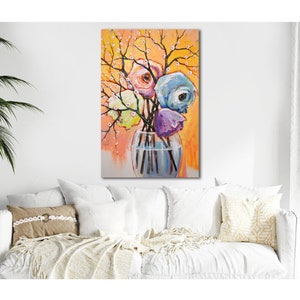 Op de afbeelding: Een schilderij van een boeket kleurrijke bloemen in een heldere glazen vaas. De bloemen zijn roze, paars, blauw en geel. De achtergrond is warm oranje.