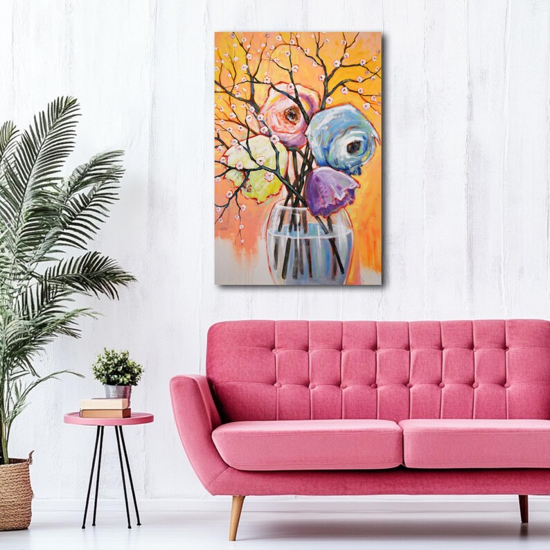 Op de afbeelding: Een schilderij van een boeket kleurrijke bloemen in een glazen vaas. De bloemen zijn roze, blauw, paars en geel. De achtergrond is licht oranje.