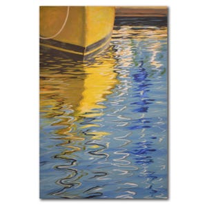 Op de afbeelding: Een gele bootromp weerspiegeld in rimpelend blauw water. Het water is een mix van blauw, wit en geel, wat een levendig abstract patroon cre&euml;ert.