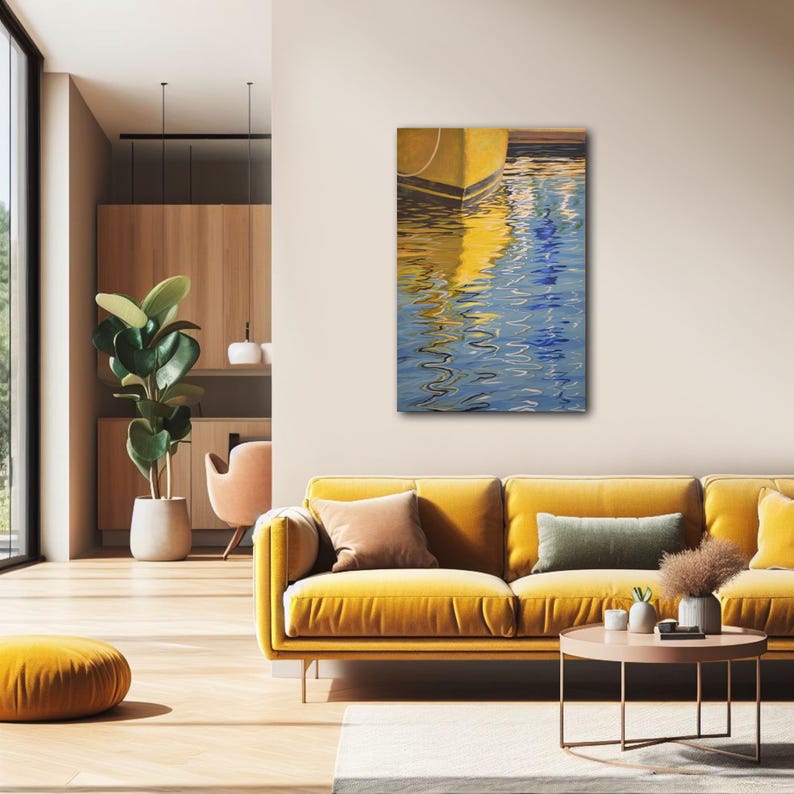 Op de afbeelding: Een schilderij van een gele boot die wordt weerspiegeld in blauw water. Het water rimpelt en de reflectie van de boot is vervormd. Het schilderij is ingelijst en hangt aan een muur in een woonkamer.