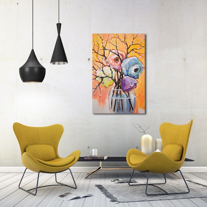 Op de afbeelding: Een kleurrijk abstract schilderij van een boeket bloemen in een glazen vaas. De bloemen zijn roze, blauw, paars en geel. De achtergrond is warm oranje.