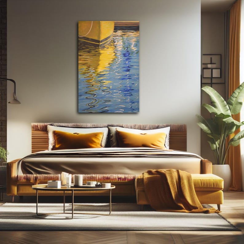 Op de afbeelding: Een schilderij van een gele boot met blauw water dat het zonlicht reflecteert. Het water rimpelt en de boot is gedeeltelijk ondergedompeld. Het schilderij is ingelijst en hangt aan een muur in een slaapkamer.