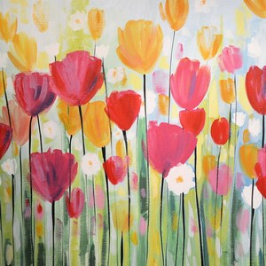 Pu&ograve; includere: Un dipinto che rappresenta un campo di fiori colorati. I fiori sono principalmente rossi e gialli, con alcuni fiori bianchi sparsi. Lo sfondo &egrave; di colore azzurro chiaro.