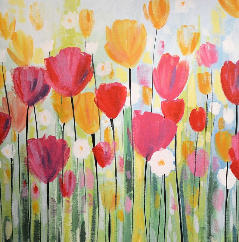 Pu&ograve; includere: Un dipinto che rappresenta un campo di fiori colorati. I fiori sono principalmente rossi e gialli, con alcuni fiori bianchi sparsi. Lo sfondo &egrave; di colore azzurro chiaro.