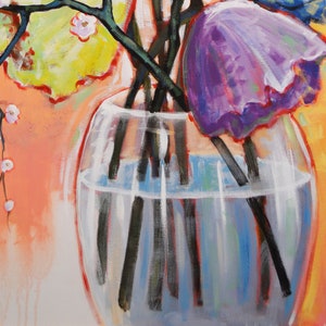 Op de afbeelding: Een schilderij van een heldere glazen vaas gevuld met water en kleurrijke bloemen. De vaas staat op een fel oranje achtergrond. De bloemen zijn paars, blauw en geel.