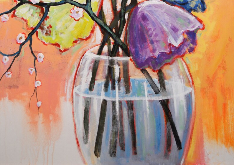 Op de afbeelding: Een schilderij van een heldere glazen vaas gevuld met water en kleurrijke bloemen. De vaas staat op een fel oranje achtergrond. De bloemen zijn paars, blauw en geel.