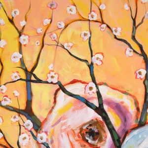 Op de afbeelding: Een schilderij van een gestileerde boom met witte bloesems tegen een gele en oranje achtergrond. De takken van de boom zijn donkerblauw en de bloesems zijn wit met roze centra. De achtergrond is een verloop van geel, oranje en roze.