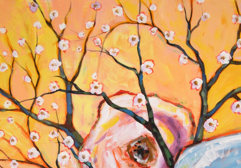 Op de afbeelding: Een schilderij van een gestileerde boom met witte bloesems tegen een gele en oranje achtergrond. De takken van de boom zijn donkerblauw en de bloesems zijn wit met roze centra. De achtergrond is een verloop van geel, oranje en roze.