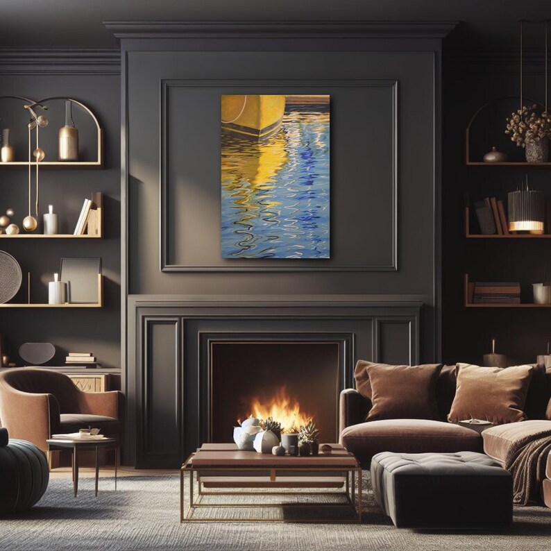 Op de afbeelding: Een schilderij van een gele boot op blauw water met rimpels. De boot is gedeeltelijk ondergedompeld in het water en de reflectie van de boot is zichtbaar in het water.