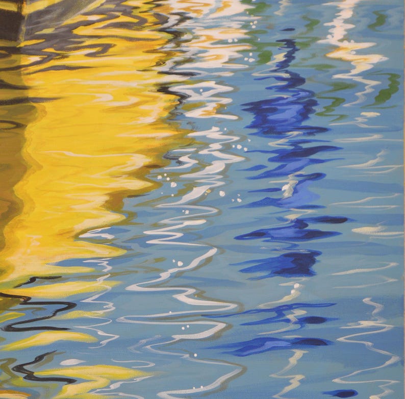 Op de afbeelding: Abstracte schilderij van water met blauwe, gele en witte rimpels. Het water is kalm en reflecterend, wat een gevoel van rust en sereniteit cre&euml;ert.